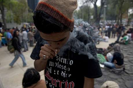 AFP en español <p>La ley plantea dar el permiso para que abran clubes de adictos a la marihuana.</p>