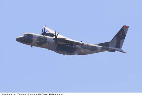 Avião auxilia nas buscas pelos cinco desaparecidos após acidente Avião auxilia nas buscas pelos cinco desaparecidos após acidente