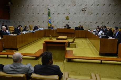 Ministros começaram a analisar os embargos infringentes do mensalão, que podem permitir novos julgamentos de réus <p>Ministros começaram a analisar os embargos infringentes do mensalão, que podem permitir novos julgamentos de réus</p>
