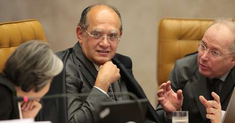 Ministros do STF no julgamento de embargos de declaração apresentados pelas defesas dos condenados no processo do mensalão Ministros do STF no julgamento de embargos de declaração apresentados pelas defesas dos condenados no processo do mensalão