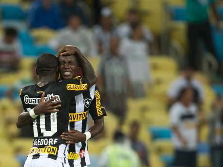 Yuri é abraçado por Seedorf após marcar seu segundo gol Yuri é abraçado por Seedorf após marcar seu segundo gol