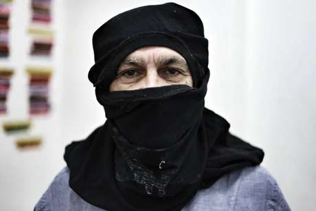 Caetano Veloso posa com o rosto coberto com uma camiseta, da mesma forma usada pelo grupo Black Bloc Caetano Veloso posa com o rosto coberto com uma camiseta, da mesma forma usada pelo grupo Black Bloc