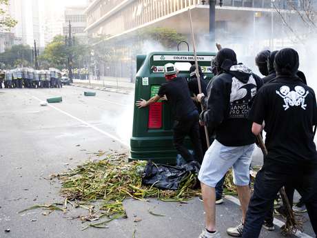 Manifestantes formados em sua maioria por integrantes do Black Bloc entraram em confronto com policiais militares na capital paulista <p>Manifestantes formados em sua maioria por integrantes do Black Bloc entraram em confronto com policiais militares na capital paulista</p>