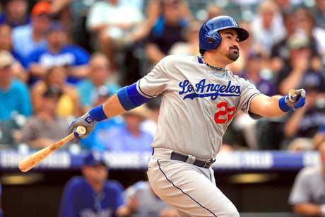 Doug Pensinger / Getty Images Adrián González, primera base mexicano de los Dodgers de Los Ángeles.