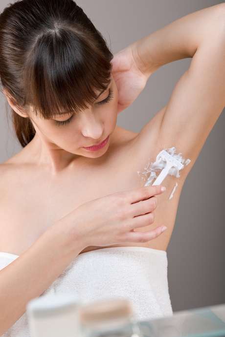 Lâmina tira a camada superficial da pele, o que pode escurecer e causar coceira. Para evitar, o ideal é usar creme de barbear ou condicionador para facilitar o deslizamento do artefato Lâmina tira a camada superficial da pele, o que pode escurecer e causar coceira. Para evitar, o ideal é usar creme de barbear ou condicionador para facilitar o deslizamento do artefato
