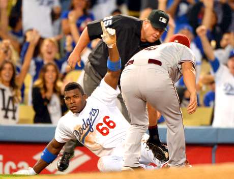 Harry How / Getty Images Yasiel Puig llega safe en tercera base. Dodgers de Los Ángeles contra los Diamondbacks de Arizona se verán las caras en Australia.