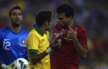 Neymar discute com Pepe; brasileiro mais uma vez foi caçado em campo <p>Neymar discute com Pepe; brasileiro mais uma vez foi caçado em campo</p>