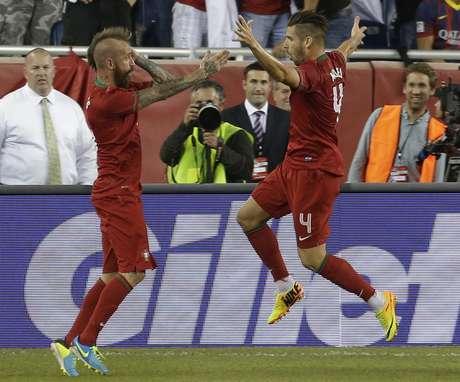 Júlio César ainda lamentou gol marcado por Raul Meireles (esq.) <p>Júlio César ainda lamentou gol marcado por Raul Meireles (esq.)</p>
