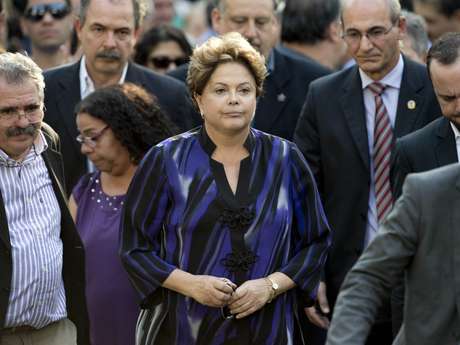 Dilma esteve neste sábado no enterro do ex-ministro Luiz Gushiken, acompanhada de Lula e diversos membros do alto escalão do governo federal <p>Dilma esteve neste sábado no enterro do ex-ministro Luiz Gushiken, acompanhada de Lula e diversos membros do alto escalão do governo federal</p>