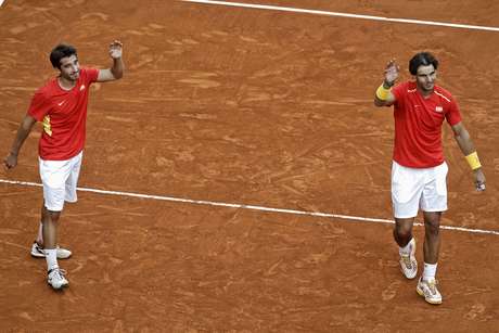 Marc López (à esq.) e Rafael Nadal comemoram triunfo na Davis Marc López (à esq.) e Rafael Nadal comemoram triunfo na Davis
