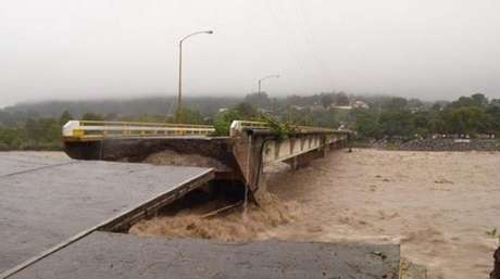 Imagem mostra ponte prestes a ceder em Veracruz, na costa leste do México, onde são esperadas fortes chuvas nas próximas horas Imagem mostra ponte prestes a ceder em Veracruz, na costa leste do México, onde são esperadas fortes chuvas nas próximas horas