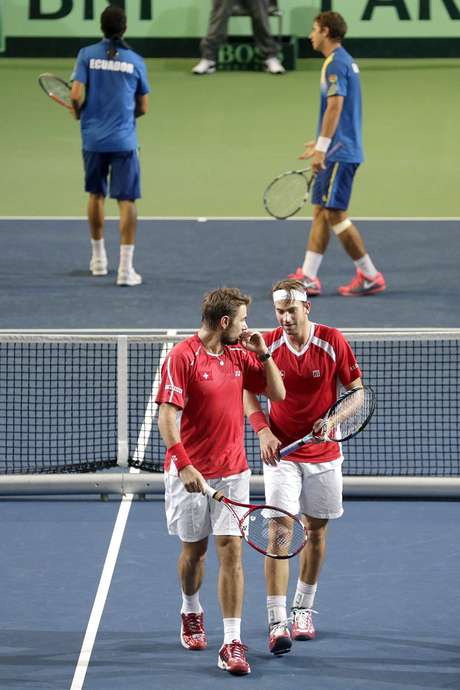 Stanislas Wrawrinka (à esq.) e Michael Lammer ajudaram time suíço a passar de fase na Davis Stanislas Wrawrinka (à esq.) e Michael Lammer ajudaram time suíço a passar de fase na Davis