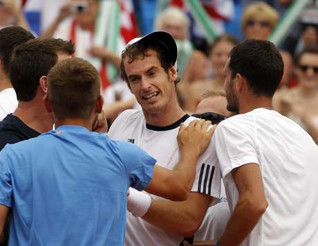 Andy Murray e demais britânicos comemoram volta ao grupo mundial da Davis Andy Murray e demais britânicos comemoram volta ao grupo mundial da Davis