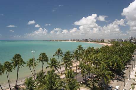 Orla da Praia da Pajuçara: em nenhuma outra capital nordestina o contraste do mar esverdeado com o concreto dos prédios é tão marcante <p>Orla da Praia da Pajuçara: em nenhuma outra capital nordestina o contraste do mar esverdeado com o concreto dos prédios é tão marcante</p>