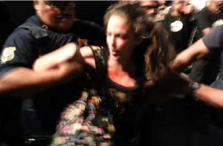 Joana postou esta imagem em seu perfil no Facebook. Segundo ela, os guardas a agrediram durante a abordagem Joana postou esta imagem em seu perfil no Facebook. Segundo ela, os guardas a agrediram durante a abordagem