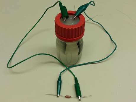 Cientistas desenvolveram uma espécie de bateria que aproveita as características de um micro-organismo em produzir energia ao digerir resíduos dissolvidos no esgoto Cientistas desenvolveram uma espécie de bateria que aproveita as características de um micro-organismo em produzir energia ao digerir resíduos dissolvidos no esgoto