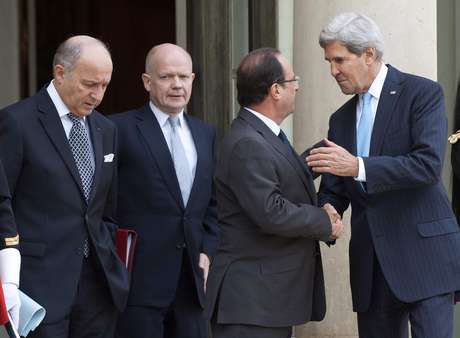 O secretário de Estado americano, John Kerry (dir.), fala com o presidente francês François Hollande e com os chanceleres Hague (segundo à esquerda) e Fabius (esq.) O secretário de Estado americano, John Kerry (dir.), fala com o presidente francês François Hollande e com os chanceleres Hague (segundo à esquerda) e Fabius (esq.)