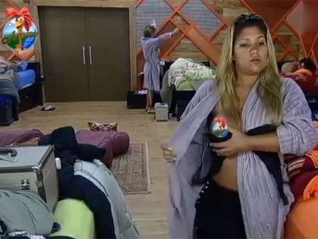 TV Record / Reprodução <p>Funkeira se troca no quarto do confinamento na tarde desta terça-feira</p>