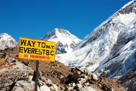 Mais de 230 pessoas escalaram o Everest no mesmo dia Mais de 230 pessoas escalaram o Everest no mesmo dia