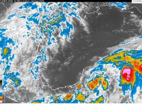SMN Baja presión se ubica en tierra, en los límites de Quintana Roo y Belice generando nubosidad dispersa sobre la mayor parte de la Península de Yucatán.
