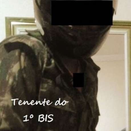 Militar que seria um tenente do Exército aparece usando capacete em fotos Militar que seria um tenente do Exército aparece usando capacete em fotos