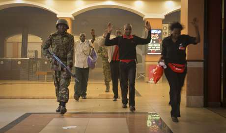 Reféns deixam shopping center após fim do ataque dos terroristas na capital do Quênia Reféns deixam shopping center após fim do ataque dos terroristas na capital do Quênia