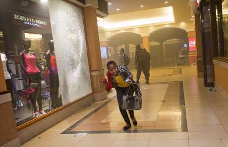Refém deixa shopping de Nairóbi <p>Refém deixa shopping de Nairóbi</p>