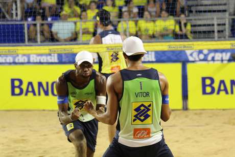Evandro/Vitor Felipe atropelaram experientes Ricardo/Márcio, mas serão considerados "Argentina" na grande final <p>Evandro/Vitor Felipe atropelaram experientes Ricardo/Márcio, mas serão considerados "Argentina" na grande final</p>