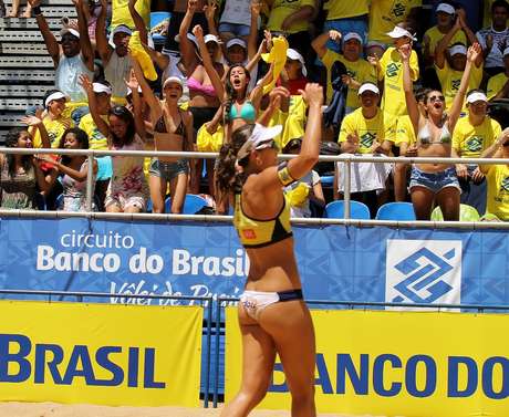Lili comemora título com a torcida Lili comemora título com a torcida