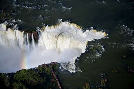 Vista aérea mostra turistas no mirante da Garganta do Diabo, no parque argentino <p>Vista aérea mostra turistas no mirante da Garganta do Diabo, no parque argentino</p>