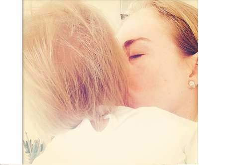 Angélica compartilhou com seus seguidores uma foto beijando a filha Eva, que completa um ano nesta quarta-feira (25) <p>Angélica compartilhou com seus seguidores uma foto beijando a filha Eva, que completa um ano nesta quarta-feira (25)</p>