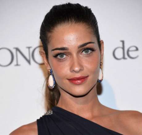 A modelo Ana Beatriz Barros investiu na pele morena com pó bronzeador e batom acobreado A modelo Ana Beatriz Barros investiu na pele morena com pó bronzeador e batom acobreado