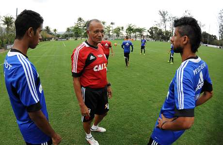 Jayme foi mantido no cargo como sucessor de Mano Menezes <p>Jayme foi mantido no cargo como sucessor de Mano Menezes</p>