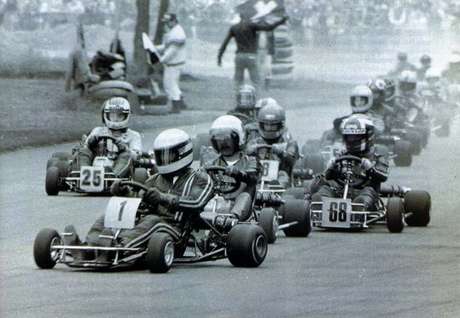 Senna (kart 1) e Fullerton (logo atrás) foram companheiros de equipe por três anos, entre 1978 e 1980; brasileiro foi correr de monopostos, enquanto inglês abandonou as pistas em 1984 <p>Senna (kart 1) e Fullerton (logo atrás) foram companheiros de equipe por três anos, entre 1978 e 1980; brasileiro foi correr de monopostos, enquanto inglês abandonou as pistas em 1984</p>