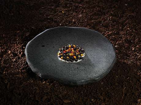 O Boragó, do chef Rodolfo Guzmán, faz uma releitura moderna de técnicas e ingredientes utilizados pelos povos originários do Chile, como o cozimento em pedras vulcânicas O Boragó, do chef Rodolfo Guzmán, faz uma releitura moderna de técnicas e ingredientes utilizados pelos povos originários do Chile, como o cozimento em pedras vulcânicas