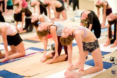 A Hot Yoga une exercícios de força, flexibilidade e desintoxicação, devido às altas temperaturas da sala <p>A Hot Yoga une exercícios de força, flexibilidade e desintoxicação, devido às altas temperaturas da sala</p>