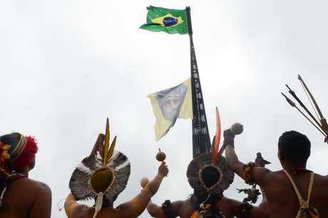 Cerca de 200 índios cantaram ao pé do mastro protestando contra o Projeto de Emenda à Constituição (PEC) 215, que está em tramitação desde 2000 Cerca de 200 índios cantaram ao pé do mastro protestando contra o Projeto de Emenda à Constituição (PEC) 215, que está em tramitação desde 2000