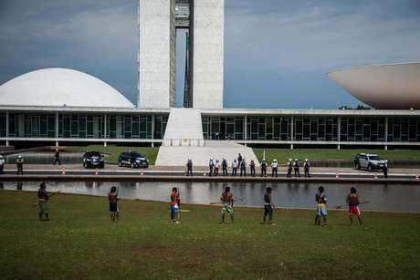 Índios apontam flechas para seguranças do Congresso <p>Índios apontam flechas para seguranças do Congresso</p>