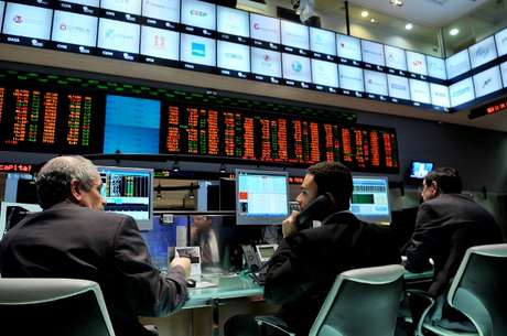 Ações da Petrobras afundaram, encerrando com a maior queda desde 12 de novembro de 2008, de 12% os papéis preferenciais e de 11% as ações ordinárias, <p>Ações da Petrobras afundaram, encerrando com a maior queda desde 12 de novembro de 2008, de 12% os papéis preferenciais e de 11% as ações ordinárias,</p>