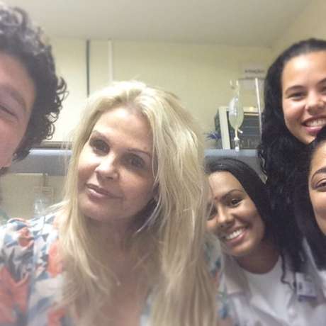 Monique com a equipe do hospital onde ficou internada <p>Monique com a equipe do hospital onde ficou internada</p>
