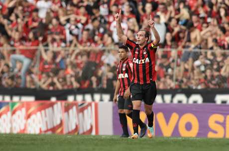 Meia foi chamado de oportunista por dirigente, mas jogará até o fim do ano <p>Meia foi chamado de oportunista por dirigente, mas jogará até o fim do ano</p>