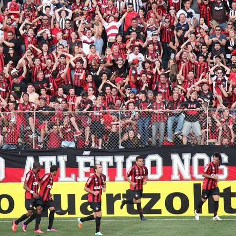 Torcedores do Atlético-PR comemoram gol subindo na grade, que acabou cedendo e retardou o início do segundo tempo Torcedores do Atlético-PR comemoram gol subindo na grade, que acabou cedendo e retardou o início do segundo tempo