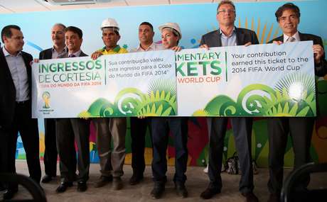 A pedido do Procon, Caixa Econômica Federal vai fiscalizar sorteio de ingressos para Copa do Mundo; Fifa adiou evento para se adequar à auditoria exigida <p>A pedido do Procon, Caixa Econômica Federal vai fiscalizar sorteio de ingressos para Copa do Mundo; Fifa adiou evento para se adequar à auditoria exigida</p>