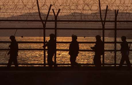 Soldados fazem guarda na Zona Desmilitarizada (DMZ); ao fundo, o relevo da cidade de Paju, na Coreia do Sul <p>Soldados fazem guarda na Zona Desmilitarizada (DMZ); ao fundo, o relevo da cidade de Paju, na Coreia do Sul</p>