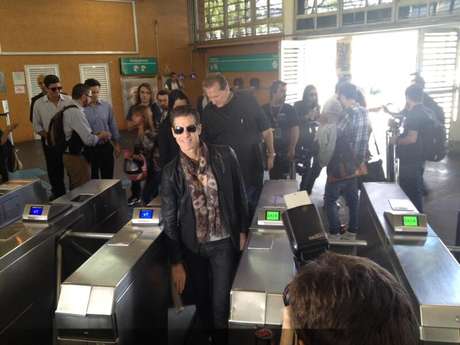 O perfil Usuários Metrô SP postou uma imagem de Farrell entrando na estação de trem O perfil Usuários Metrô SP postou uma imagem de Farrell entrando na estação de trem