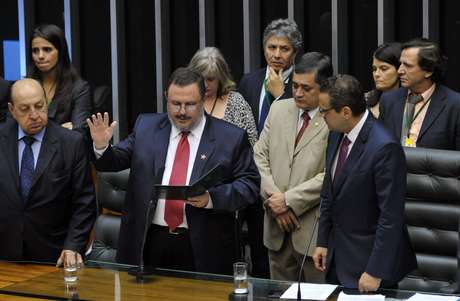 José Genoino pediu aposentadoria por invalidez, alegando que problemas cardíacos o impedem de trabalhar José Genoino pediu aposentadoria por invalidez, alegando que problemas cardíacos o impedem de trabalhar