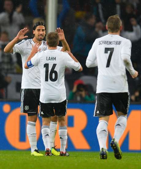 Khedira e Lahm construíram o primeiro gol, após falhas da defesa <p>Khedira e Lahm construíram o primeiro gol, após falhas da defesa</p>