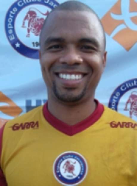 Atacante Nádson, de passagem pela Seleção Brasileira, é o destaque do Jacuipense, que tem time escalado por torcedores via internet <p>Atacante Nádson, de passagem pela Seleção Brasileira, é o destaque do Jacuipense, que tem time escalado por torcedores via internet</p>