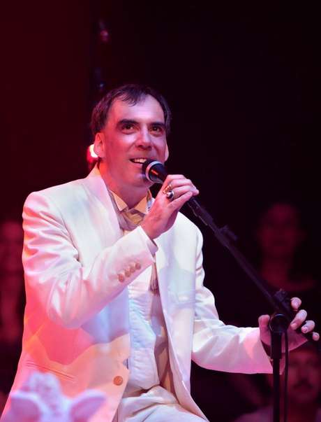Arnaldo Antunes vai cantar seus hits e conversar com internautas Arnaldo Antunes vai cantar seus hits e conversar com internautas