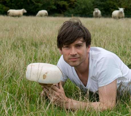 Alex James e uma de suas paixões, o queijo Alex James e uma de suas paixões, o queijo